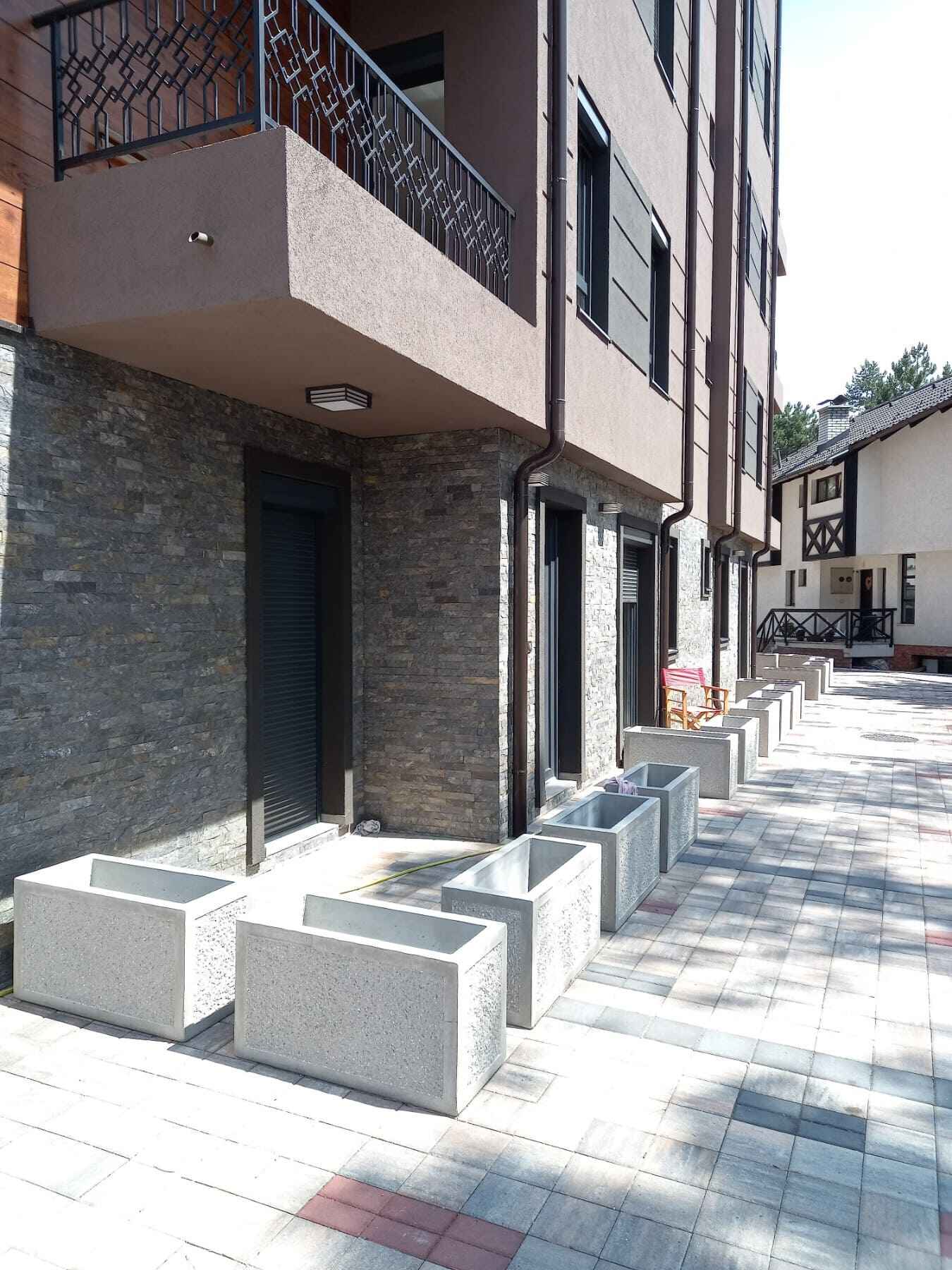 Prazne saksije ispred zgrade